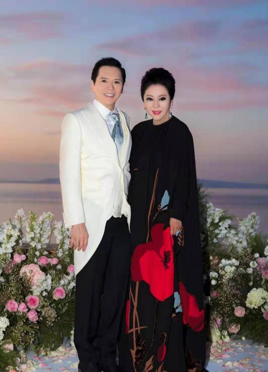 配上Bea Hayden婚礼的唯美现场照,郭爸爸一脸严肃,双方公婆表情各异。