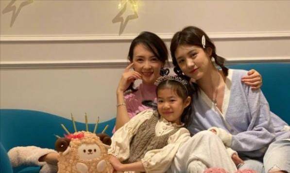 50岁的汪峰用全家福庆祝生日。大女儿苹果很少露面,颜值不输章子怡。