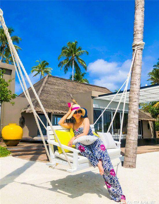 刘嘉玲自拍了一张照片，用五个字来概括她的心情。她是那么美，没有恨也没有爱！你什么时候回家？