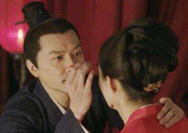 爸爸,奶不容易?41岁的冯绍峰靠在椅子上,眼神冷漠,明显感到无力。