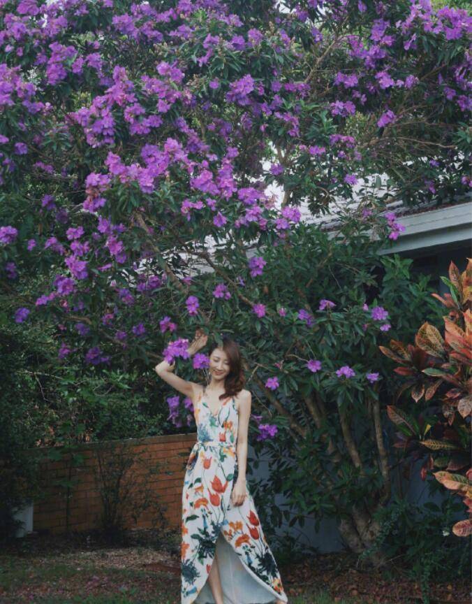 许婧在男友豪宅前拍照，男友在镜头下甜甜一笑，身穿吊带长裙，背影很美。