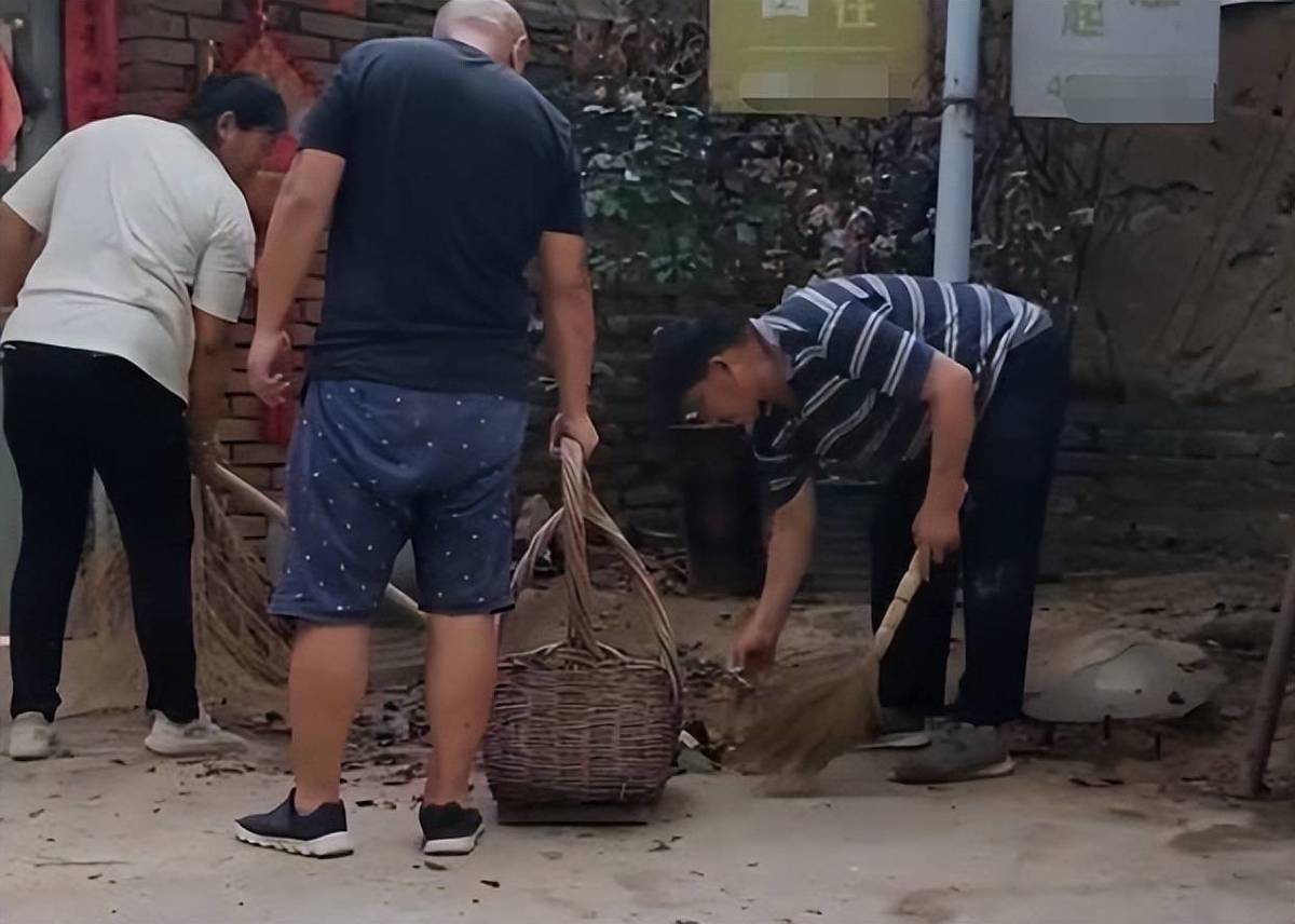 新媳妇,大衣哥忙着用破塑料布盖垃圾堆,满身大汗,头上苍蝇乱飞。