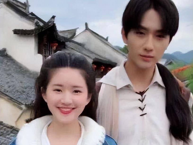 凭借《变形计》走红娱乐圈的幸运男孩李宏毅,至今仍是赵露斯的绯闻男友。