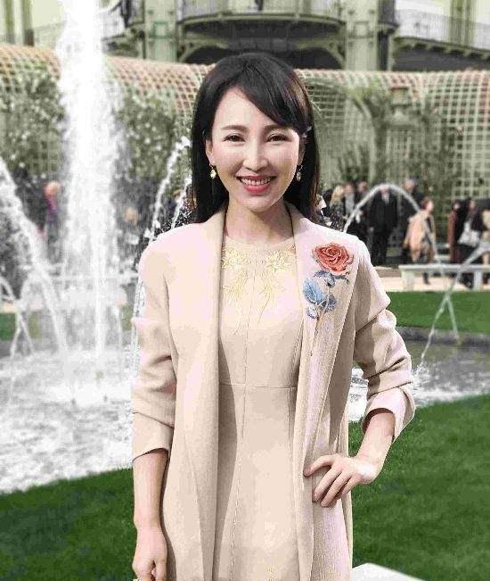 20岁成名与丈夫裸婚被抛弃(19岁一举成名拍戏途中和丈夫裸婚)