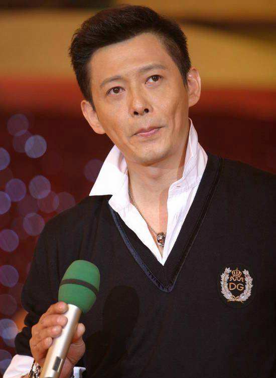 和董卿在一起6年,和倪萍是舞台搭档。56岁的程倩现在已经是冻男神了。