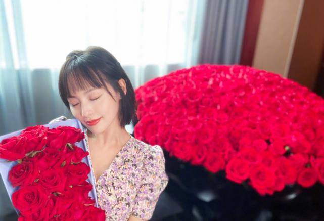 郭美女Jacky的真爱?珍妮穿着碎花裙,身旁的玫瑰花太抢眼了。