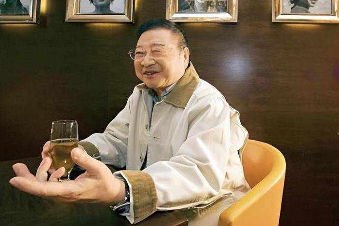 周慧敏交代了倪匡的后事:父亲的葬礼很简单,遗体已经火化。