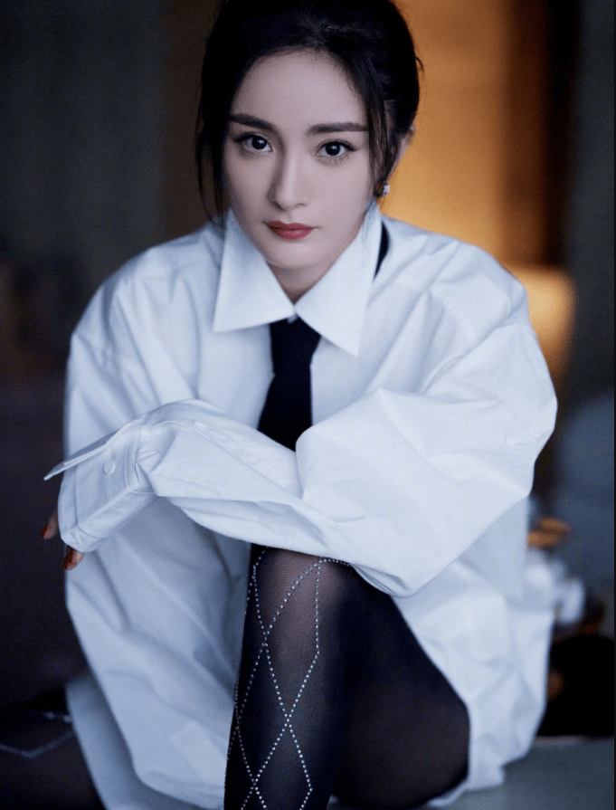 36岁演员杨幂被曝受伤后住院,眼睛严重受伤。他被救护车接走了。