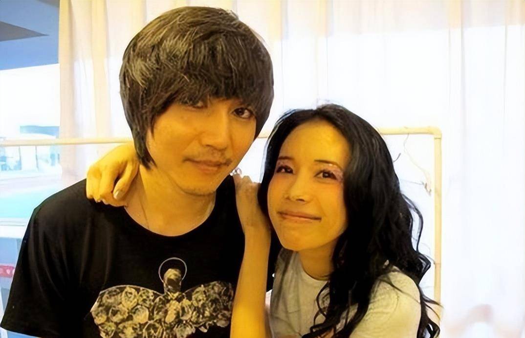 屈生日那天，胡在卡点送上祝福。他的友谊30年没变。爱上四个男人后，