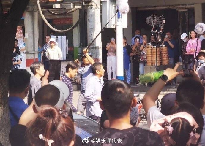 休《县委大院》路透社曝光,一袭白衬衫,表情严肃。