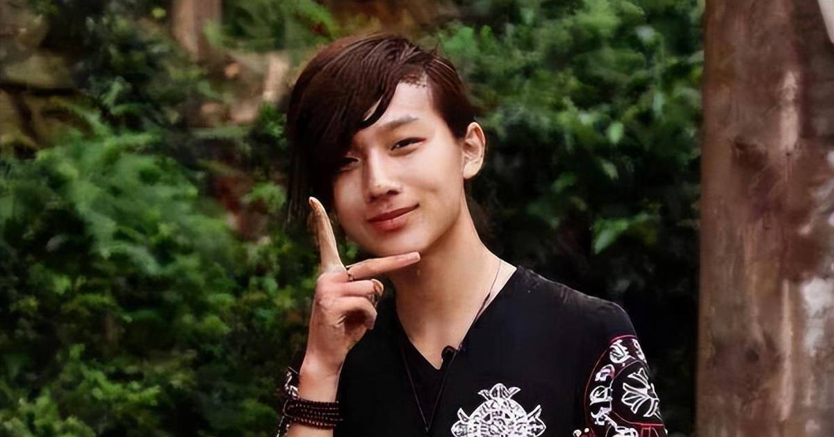 凭借《变形计》走红娱乐圈的幸运男孩李宏毅,至今仍是赵露斯的绯闻男友。