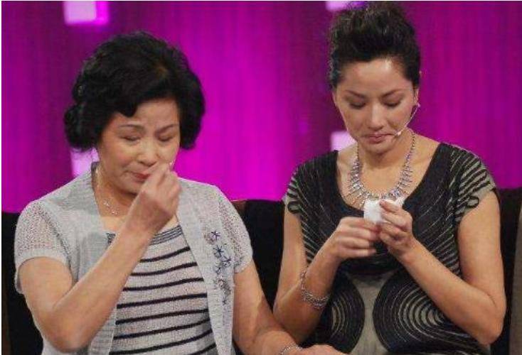 屈生日那天，胡在卡点送上祝福。他的友谊30年没变。爱上四个男人后，