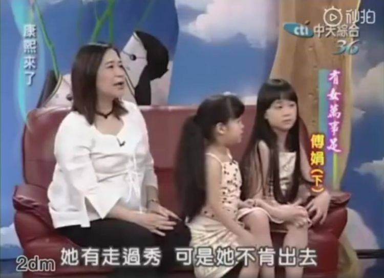 欧阳娜娜演出肩带脱(欧阳娜娜小时候走秀哭)