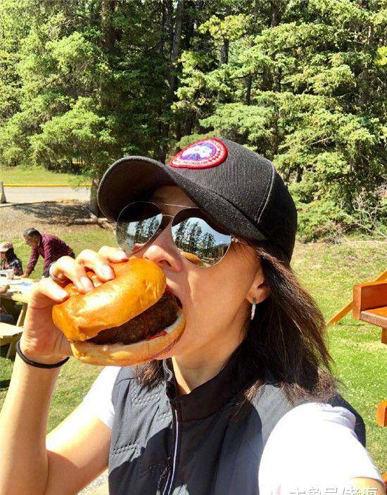 刘嘉玲自拍了一张照片，用五个字来概括她的心情。她是那么美，没有恨也没有爱！你什么时候回家？