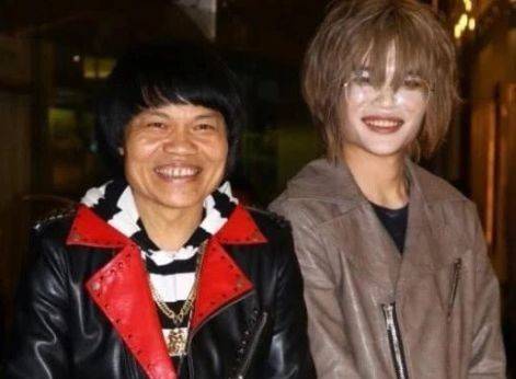 他是最丑的演员,妻子一夜之间损失上亿身家,儿子长发浓妆夸张。