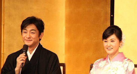 藤原纪香,49岁的和服,时尚动人。她自拍没有皱纹,参加老公的歌舞伎表演。