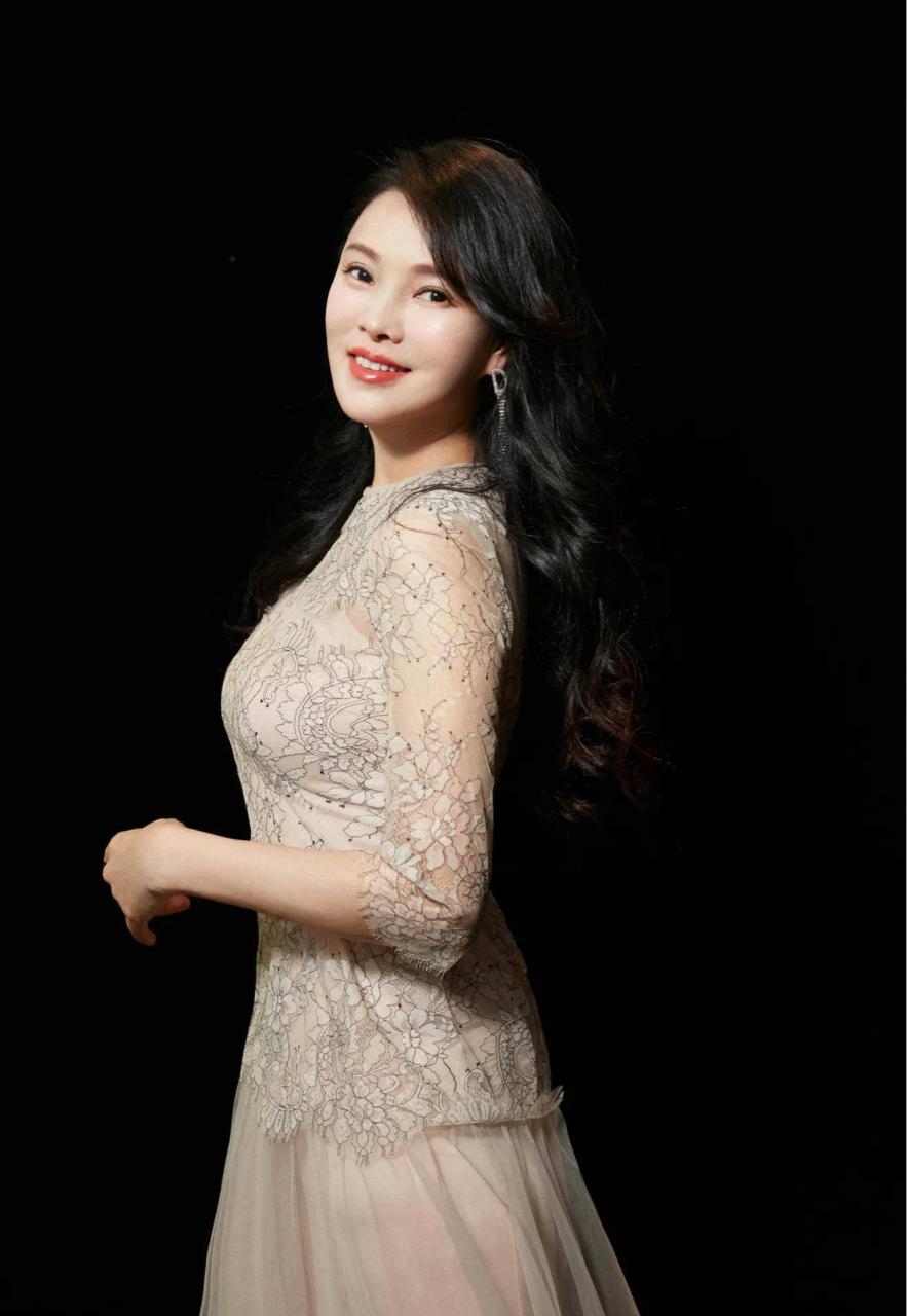 伊能静穿的长连衣裙(伊能静半身裙)