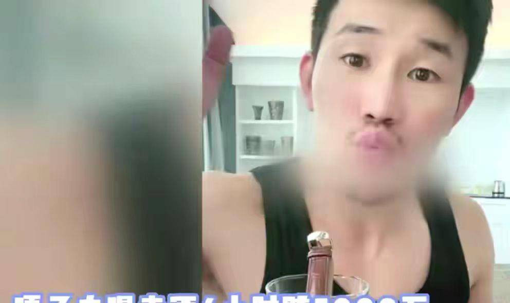 嘎子带着一家四口乘游艇出海。他的妻子又热又白，他的两个儿子看起来像他们的父亲。