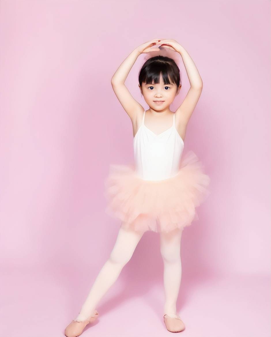 41岁的熊黛林近期写真曝光,低胸长裙衬出完美身材,脸部法令纹暴露年龄。