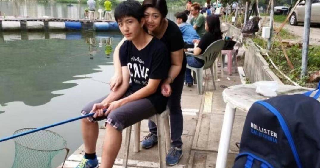 突然,这个新来的TVB学生暴露了他糟糕的私生活。令人惊讶的是,他发表了许多评论,并打破了