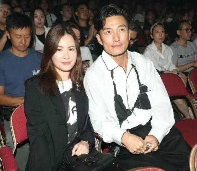 四线男星为了嫁入豪门，隐瞒婚姻真相，爱上赌王的女儿。