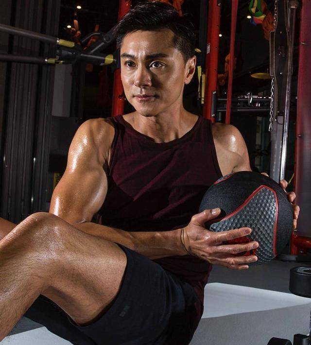 戴眼镜老演员(戴眼镜反派的老演员)