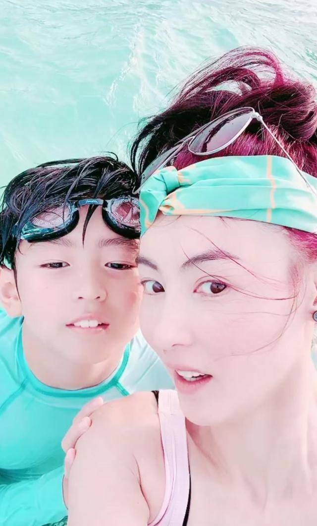 卢卡斯很开心!张柏芝晒着母亲和儿子的海边照片,和儿子手拉手走在沙滩上。