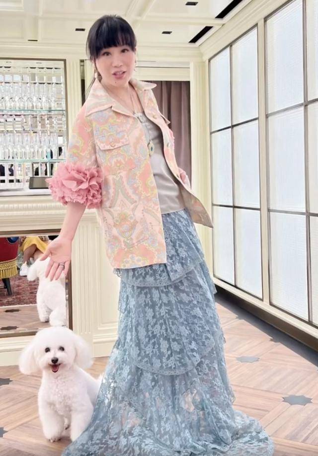 李连出席港台派对!腰挎万元包太时尚,吕良伟老婆秀身材。