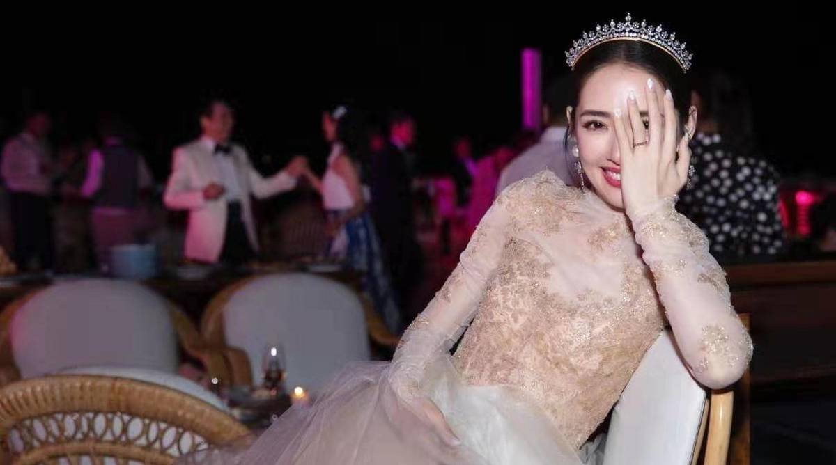 配上Bea  Hayden婚礼的唯美现场照,郭爸爸一脸严肃,双方公婆表情各异。