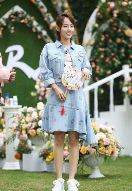 郭美女Jacky的真爱?珍妮穿着碎花裙,身旁的玫瑰花太抢眼了。