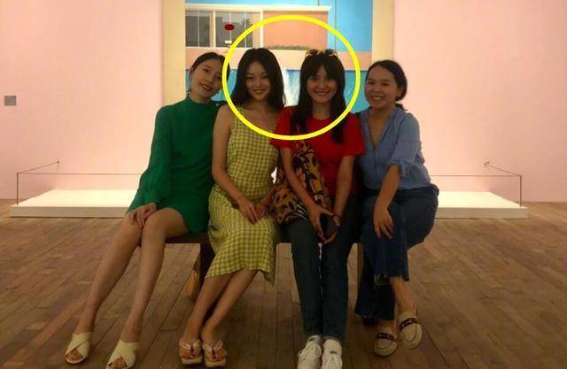 热依扎恢复机场照(热依扎晒全家福感谢粉丝)