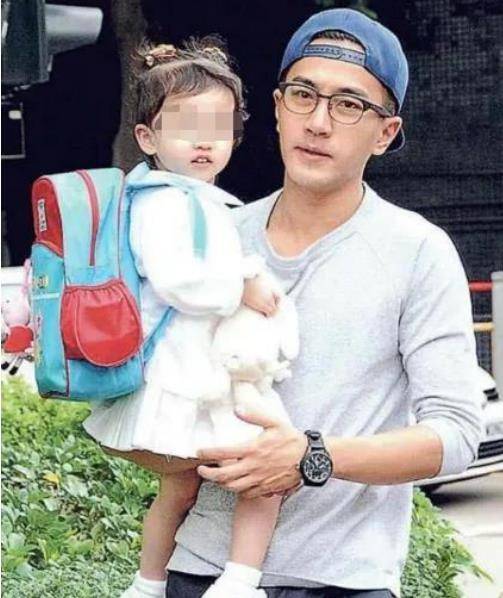 为了陪女儿推掉工作，刘恺威紧紧抱住父亲，杨幂却很少陪女儿。