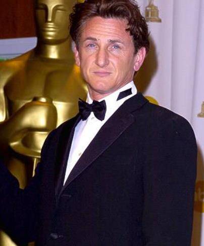 父女之爱，修成正果！这位60岁的奥斯卡奖得主娶了一个比她女儿还小的31岁的妻子。