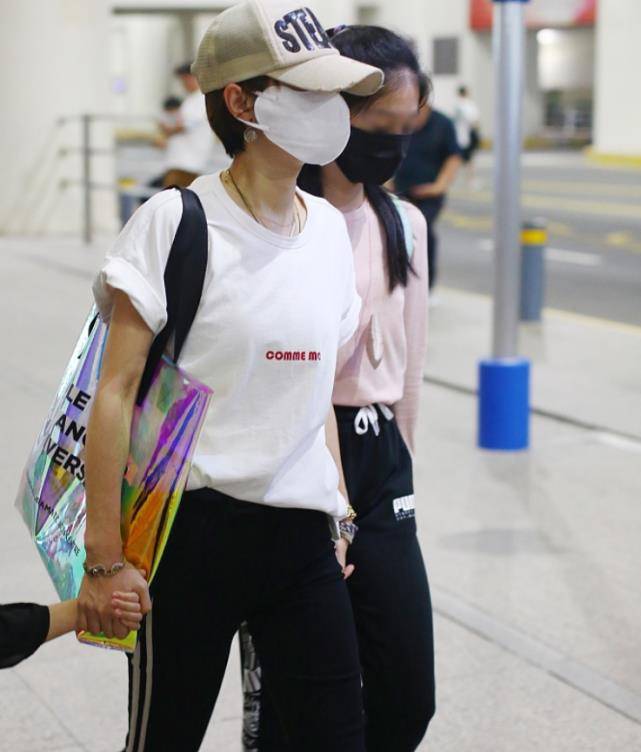 有一种“太凶”的女明星女儿。11岁穿西裤卡通腿抢镜,身材不输妈妈。