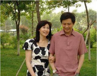 和董卿在一起6年,和倪萍是舞台搭档。56岁的程倩现在已经是冻男神了。