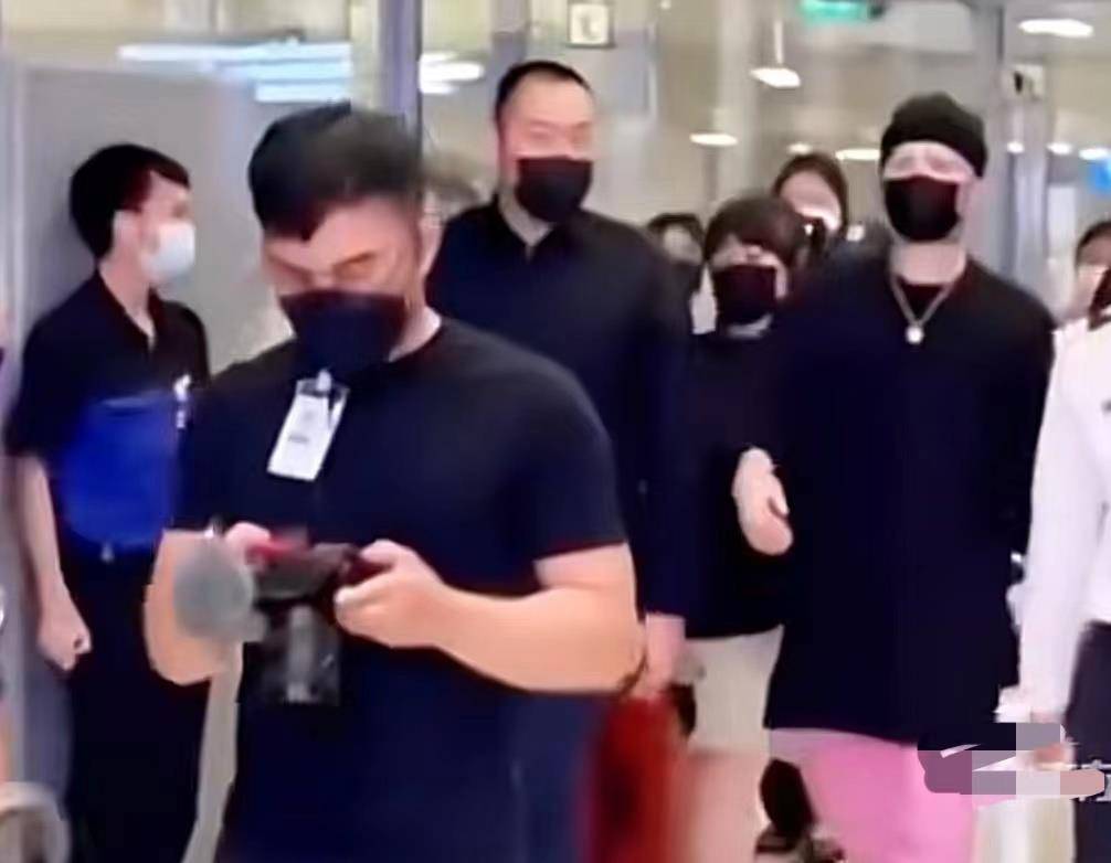 太热了!王排队出现在机场。为了防止老人被推倒,她主动拦住了保镖。