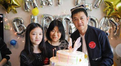 李想和15岁左右的李燕一起吃晚饭。突然,她看到女儿发帖说:把那个男的藏起来。