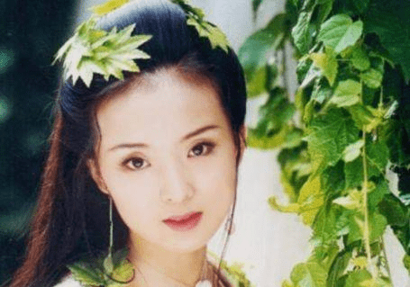 女星黑化：高圆圆眼神坚毅，秦丽精致美丽。