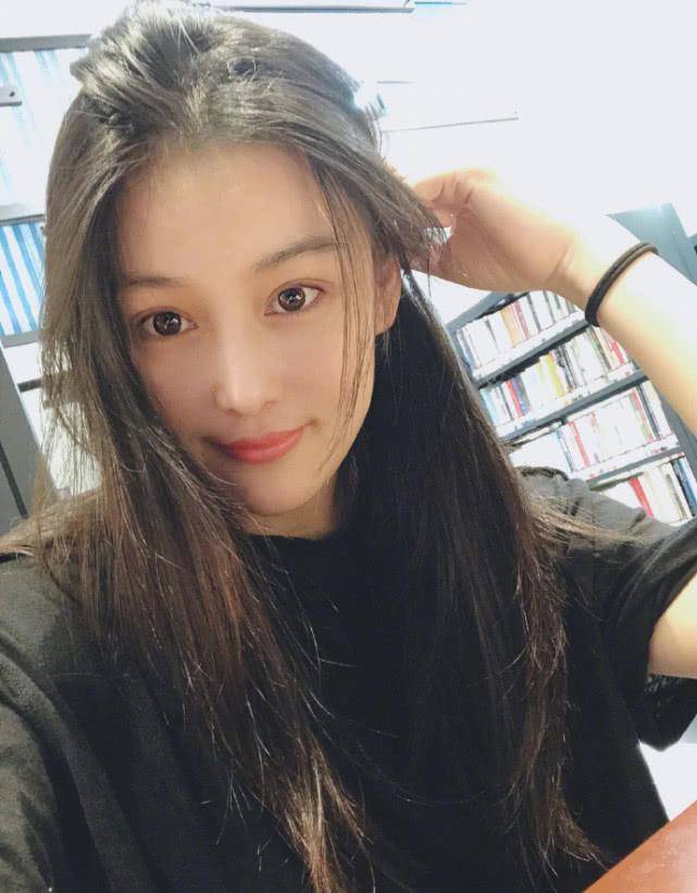 张茵过着田园般的生活,他的院子里种满了蔬菜和水果,超大的别墅暴露在外。