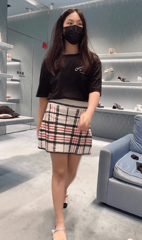 李想沉浸在女儿的新画中。王诗龄变瘦后,她妈妈叫她小美人。她因其才华和美貌而受到称赞。