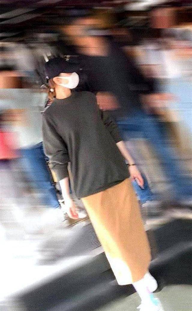 刘诗诗怀孕七个月了,小腹看起来还是那么平。