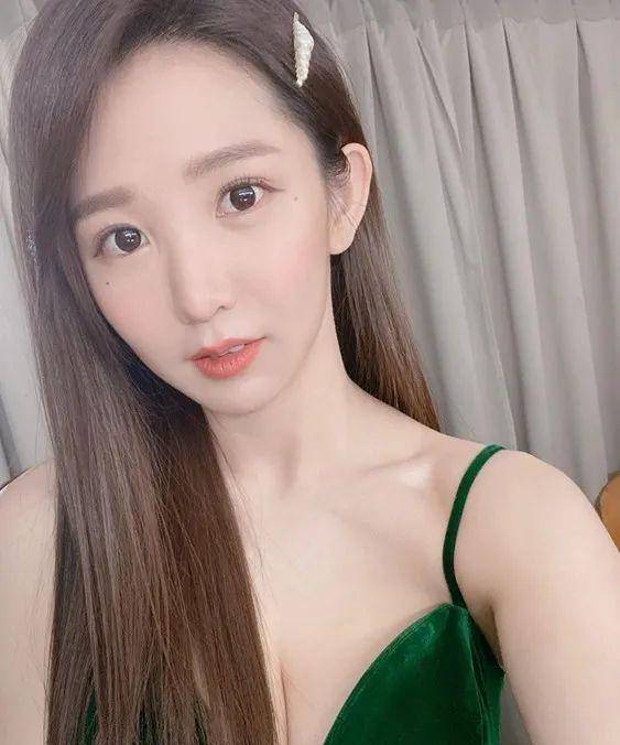 29岁的台湾宅男女神郭书瑶与交往六年的男友分手后,曾表示蔡康永是她的贵人。