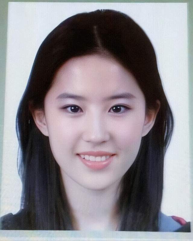 刘亦菲是绝色美女吗?粉丝:颜出道就是巅峰,眼神清纯十年。