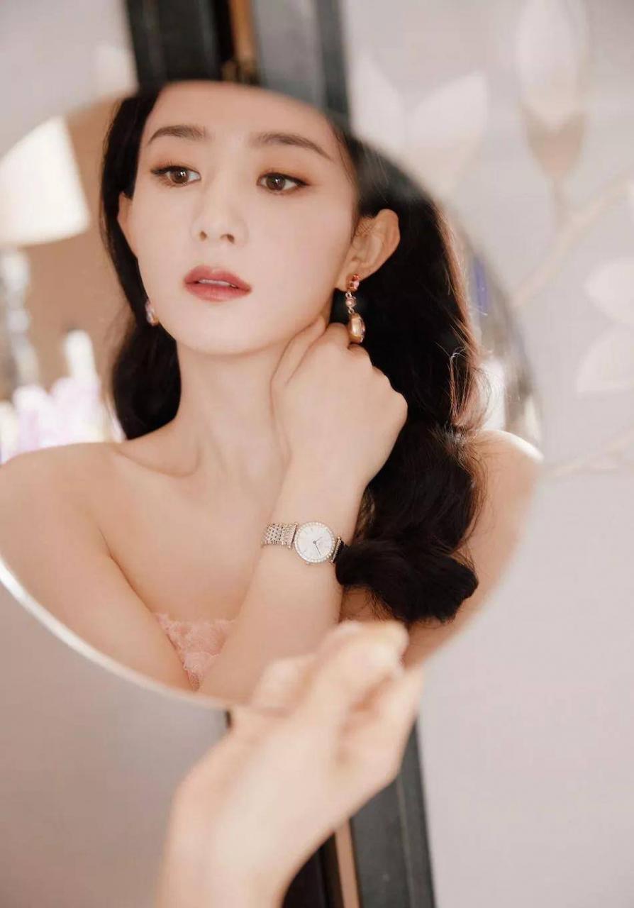 赵穿着粉色的纱裙,真的很漂亮,像是从画中走出来的美人。