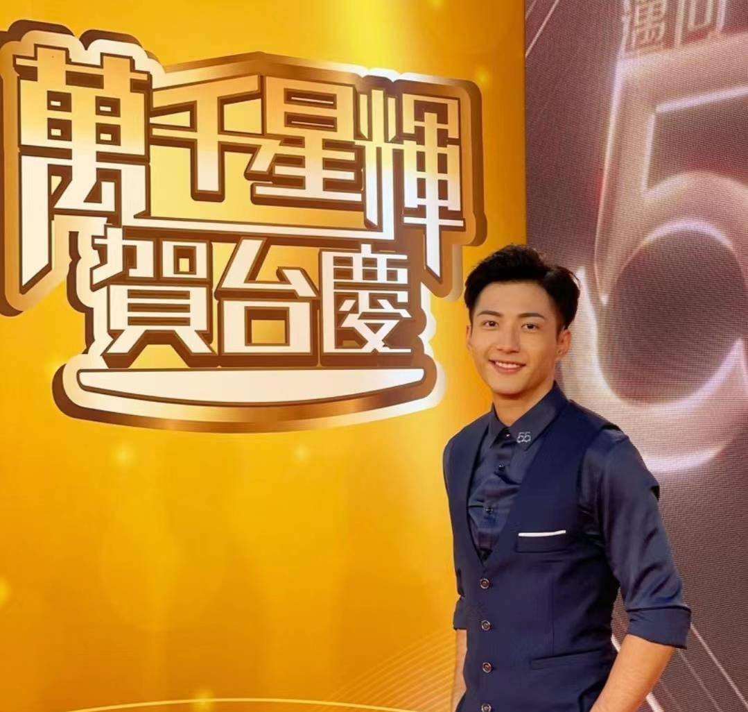 突然,这个新来的TVB学生暴露了他糟糕的私生活。令人惊讶的是,他发表了许多评论,并打破了