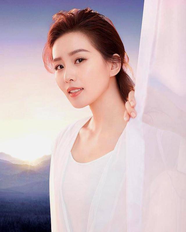 刘诗诗怀孕七个月了,小腹看起来还是那么平。