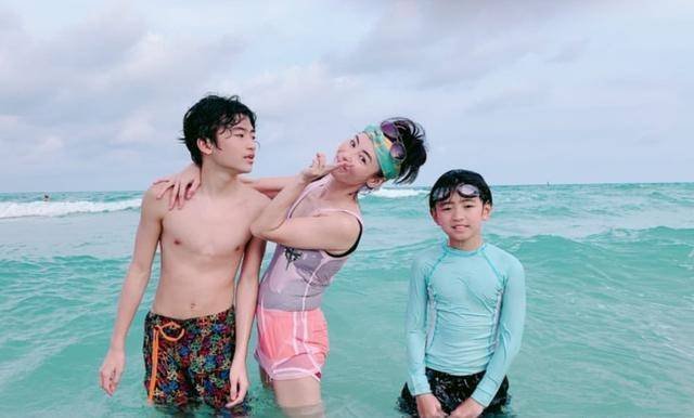 卢卡斯很开心!张柏芝晒着母亲和儿子的海边照片,和儿子手拉手走在沙滩上。