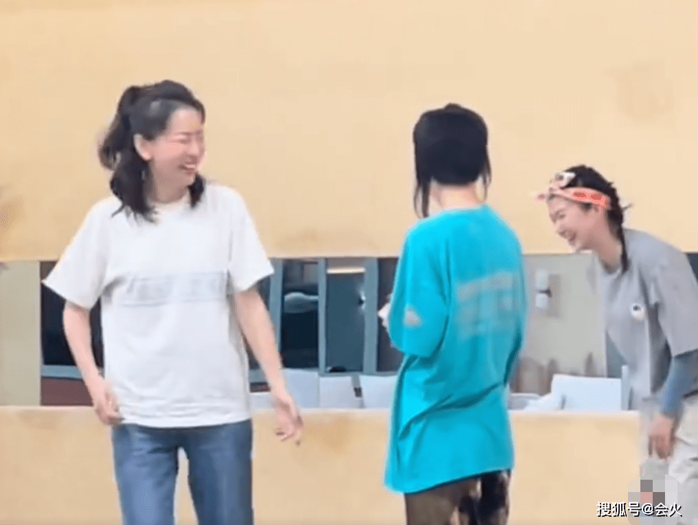 晒彩排花絮，打龚表情夸张，Ar  Fi舞龙太狠。