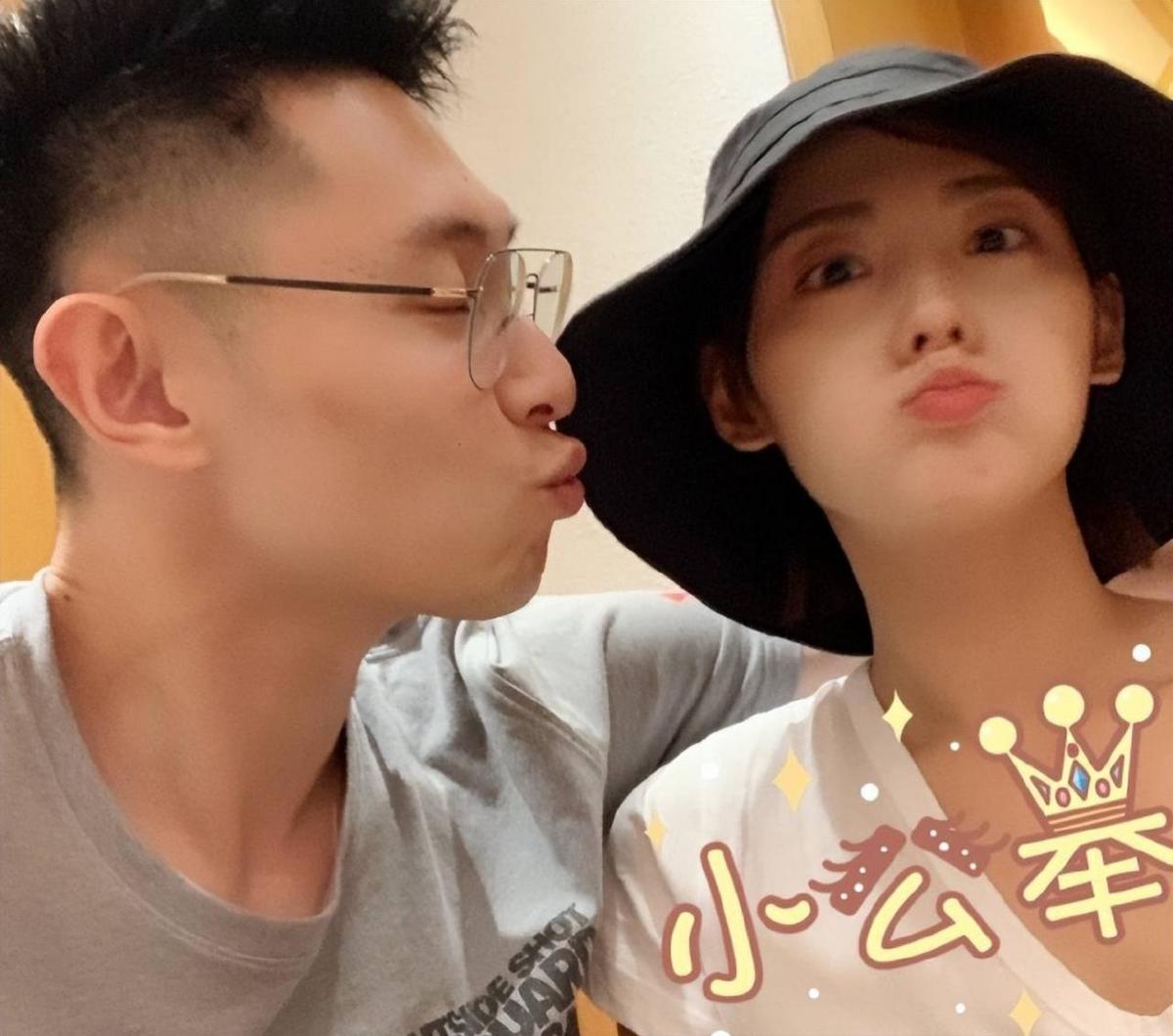 珍妮一家四口同框,布瑶带着两个儿子开心旅行,打破分居传闻。