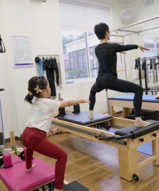 多么运动的家庭啊!孙俪带妹妹练普拉提,带弟弟打架:只剩老邓的头了!